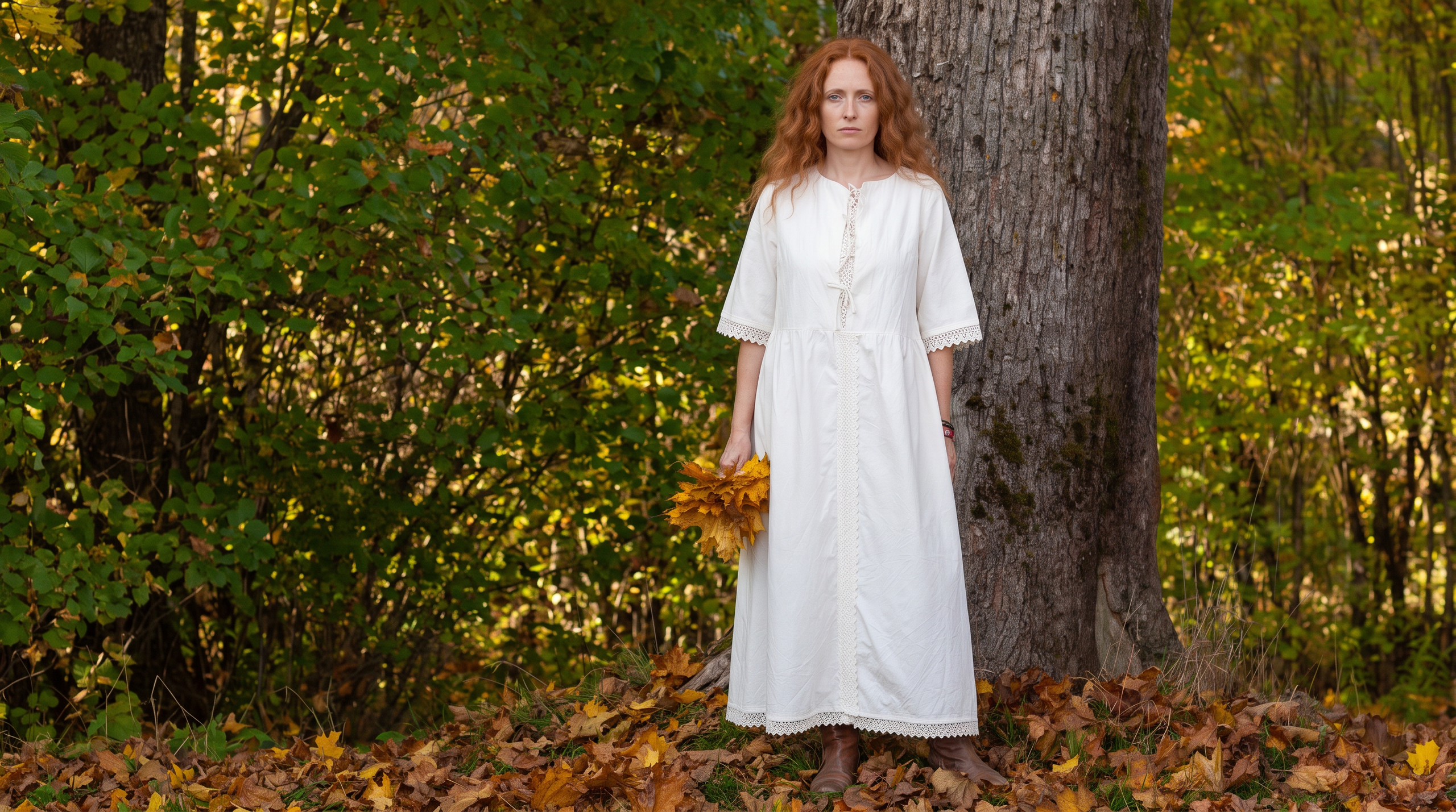 Sustainable slow fashion naturfärgad bomullsklänning storlek 38 med huva och vit bomullsspets handgjord i Sverige