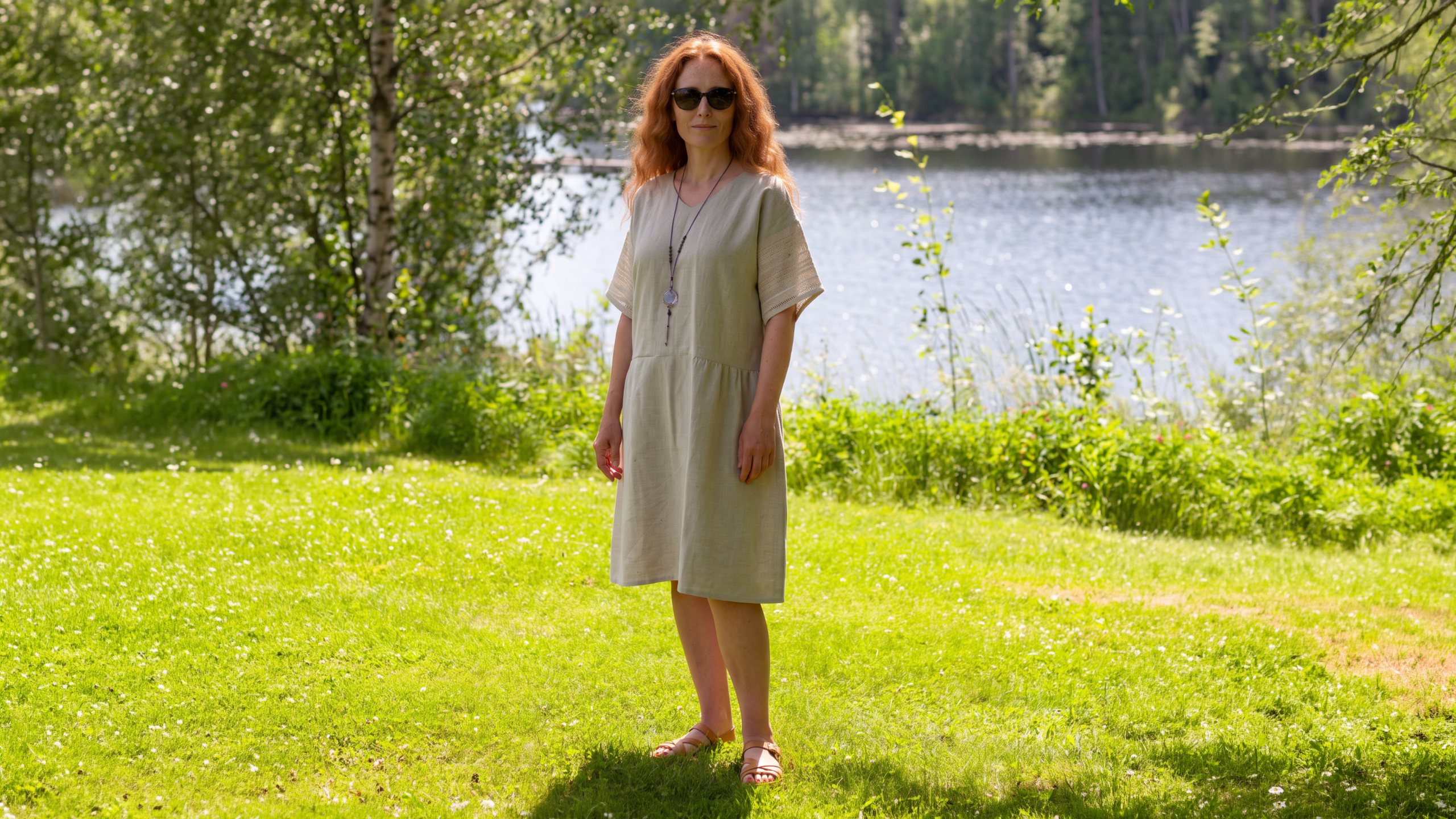 Sustainable slow fashion linneklänning dam i naturfärg med korta ärmar av äkta ekologiskt linne handgjord i Sverige