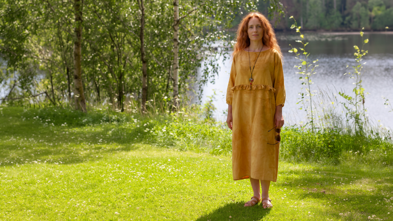 Sustainable slow fashion växtfärgad bomullsklänning i kimonomodell med volang ekologiskt mode handgjord i Sverige