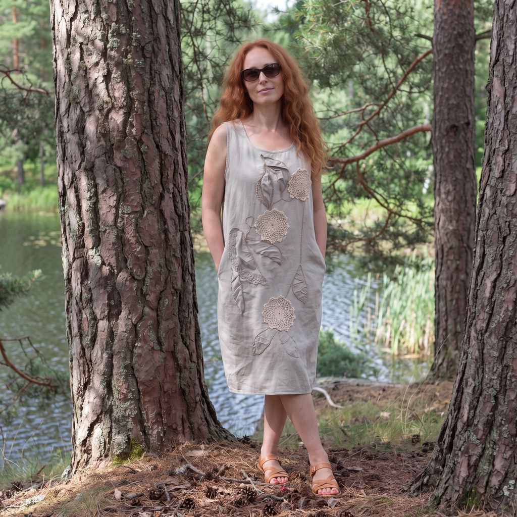 Sustainable slow fashion ärmlös linneklänning med spets och fickor i Lagenlook stil av rent naturligt linne handgjord i Sverige