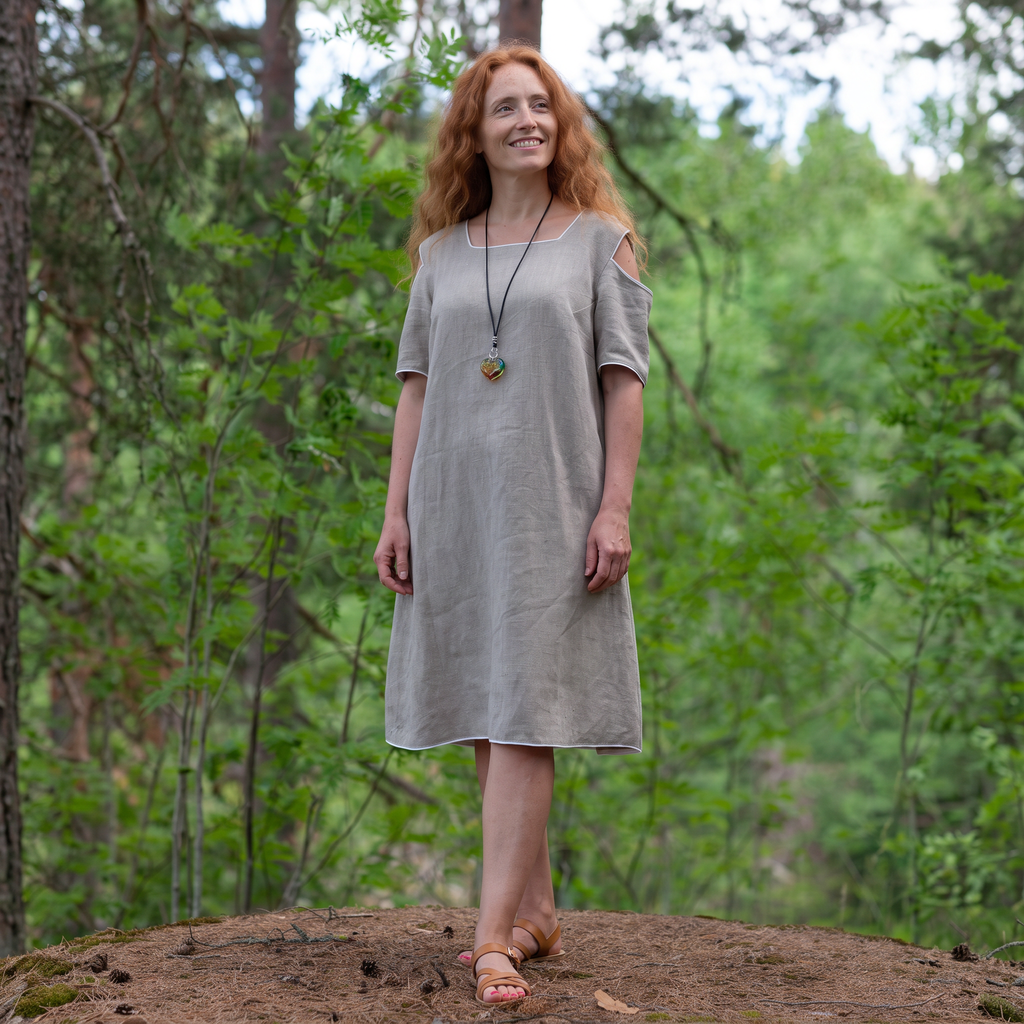 Sustainable slow fashion linneklänning med öppna axlar i Lagenlook stil av naturligt tvättat linne handgjord i Sverige

