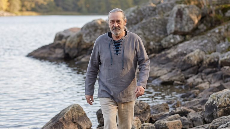 Sustainable slow fashion mörkgrå linneskjorta herr med unik snörning och ståndkrage skapad i Sverige
