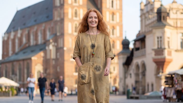 Växtfärgad maxiklänning i bomullscanvas med nässlor, ringblommor och batik – Storlek 38 (M)