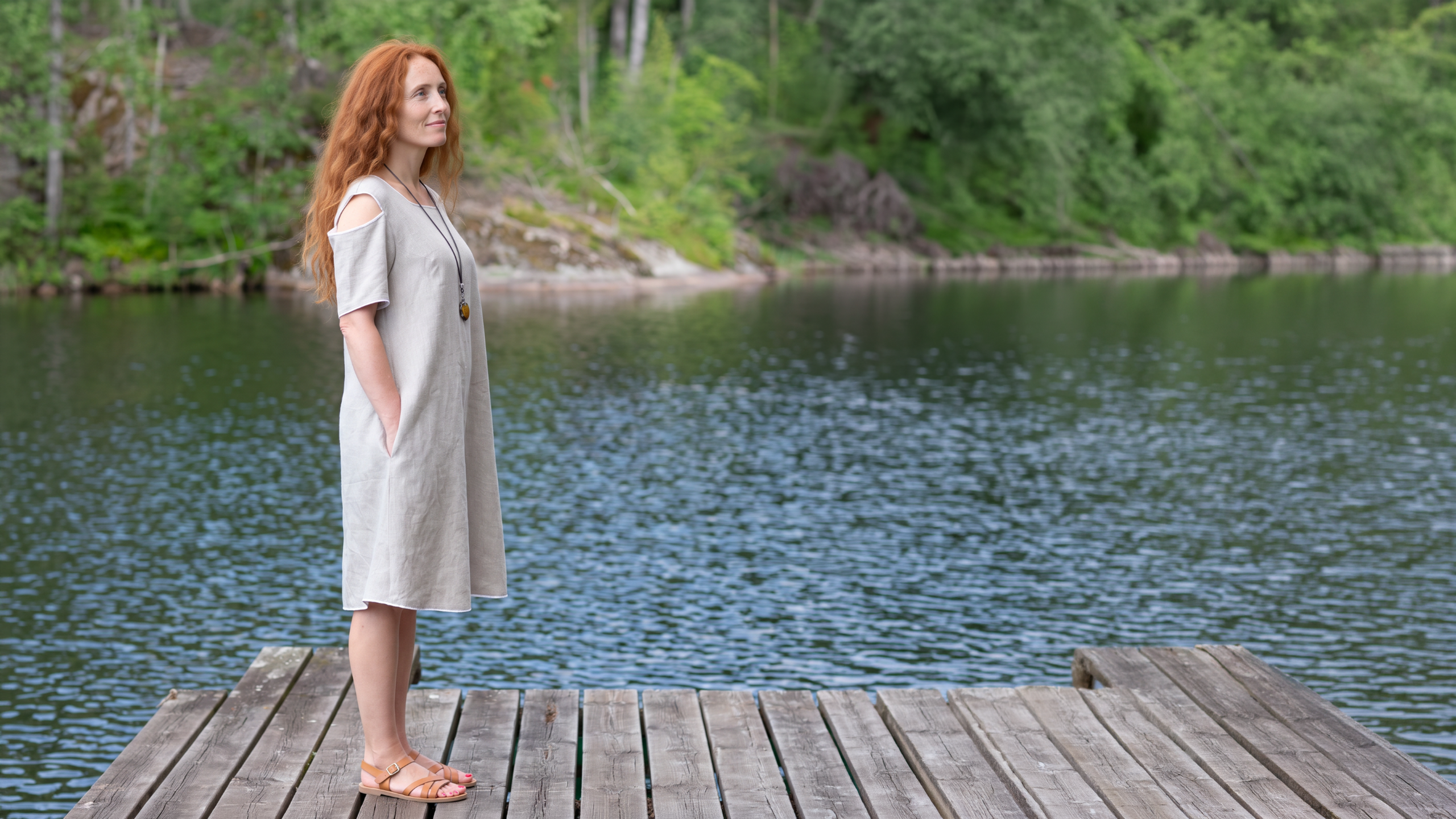Sustainable slow fashion linneklänning med cold shoulder och fickor i Lagenlook stil av äkta linne handgjord i Sverige