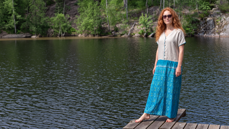 Sustainable slow fashion maxiklänning med ikat mönster och linnetopp i boho Lagenlook stil handgjord i Sverige