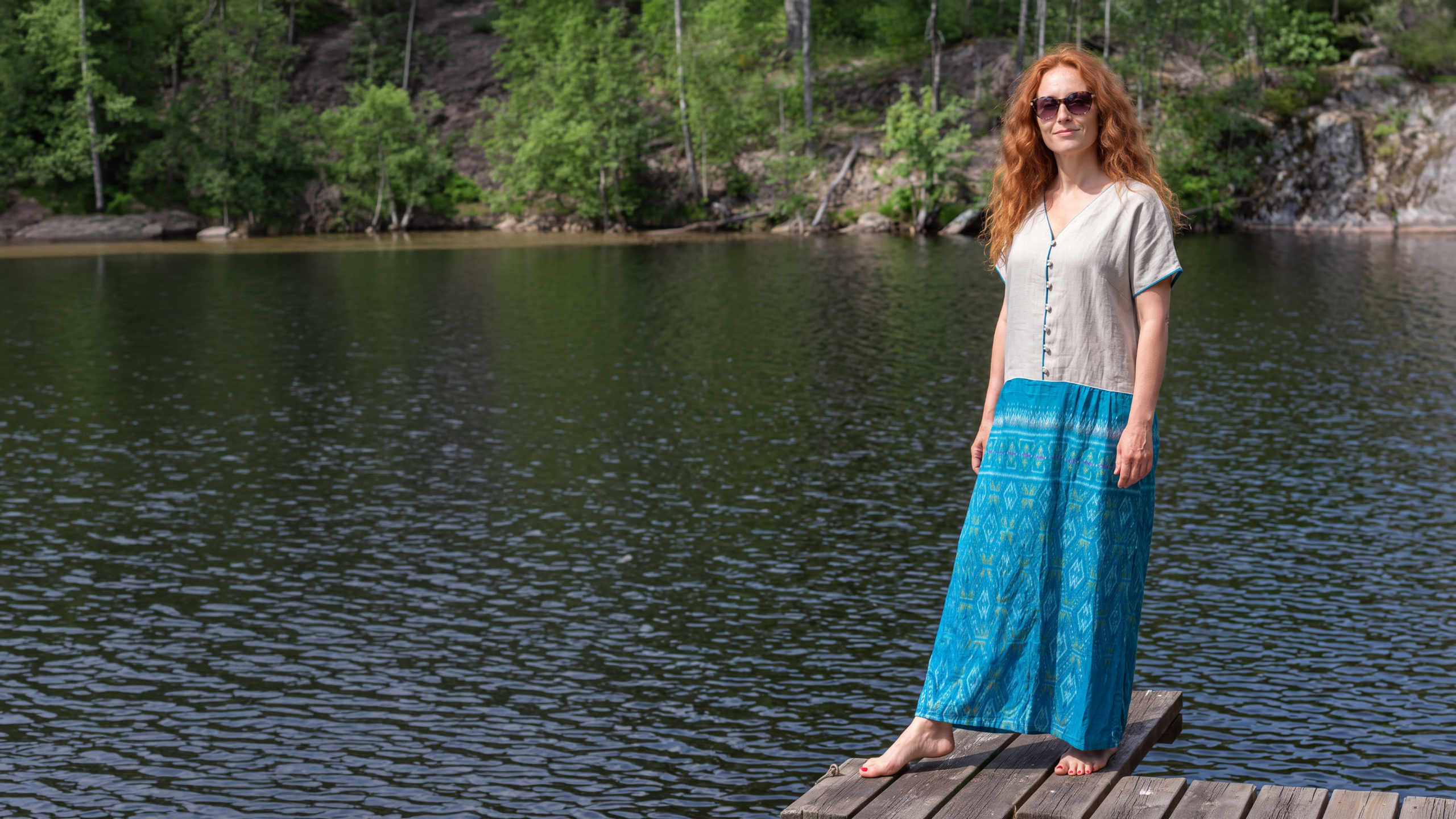 Sustainable slow fashion maxiklänning med ikat mönster och linnetopp i boho Lagenlook stil handgjord i Sverige