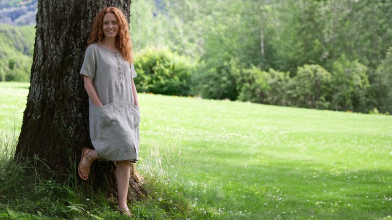 Sustainable slow fashion linneklänning dam i lös Lagenlook stil av kraftigt rått premiumlinne handgjord i Sverige