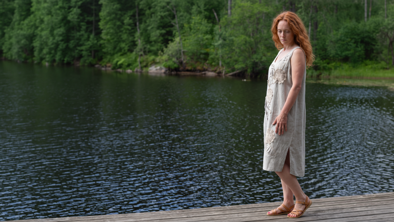 Sustainable slow fashion ärmlös linneklänning med spets och boho applikation av rent naturligt linne handgjord i Sverige