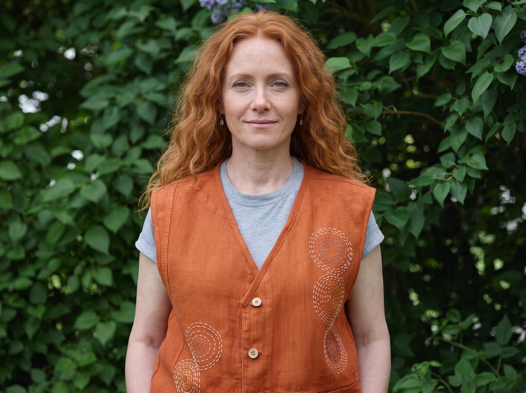 Linneväst för dam i återvunnet linne med japanskt handbroderat sashiko-broderi på linnebutik.se.