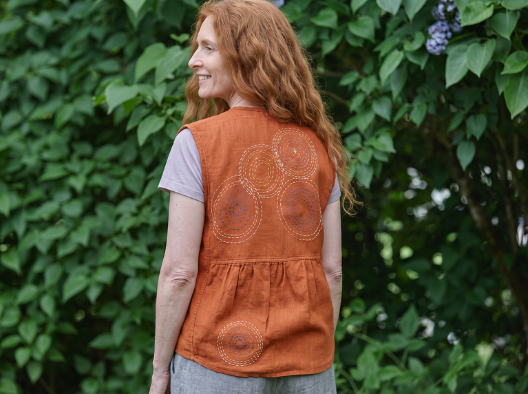 Sustainable slow fashion linneväst dam i rostbrun färg med handgjorda sashiko broderier i boho Lagenlook stil skapad i Sverige