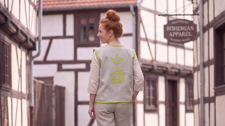 Handgjord ekologisk linneväst dam med runträd symbol i hållbar och sustainable slow fashion stil