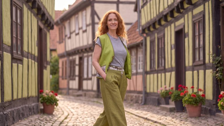 Exklusivt linneset dam med vida byxor och väst i gröna nyanser av sustainable slow fashion